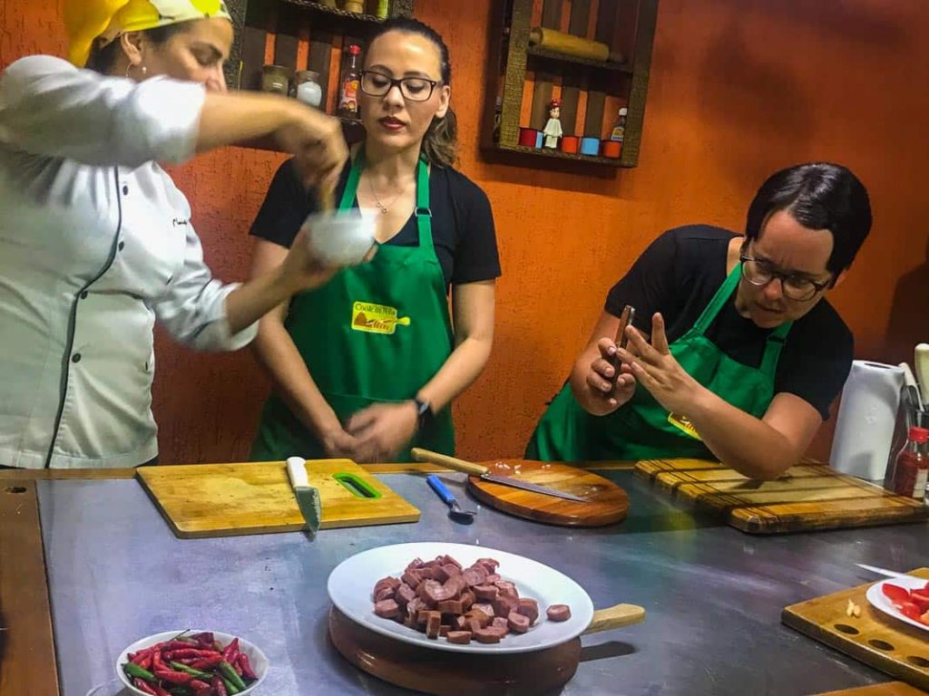 Cook in Rio: aula de culinaria da chef Simone