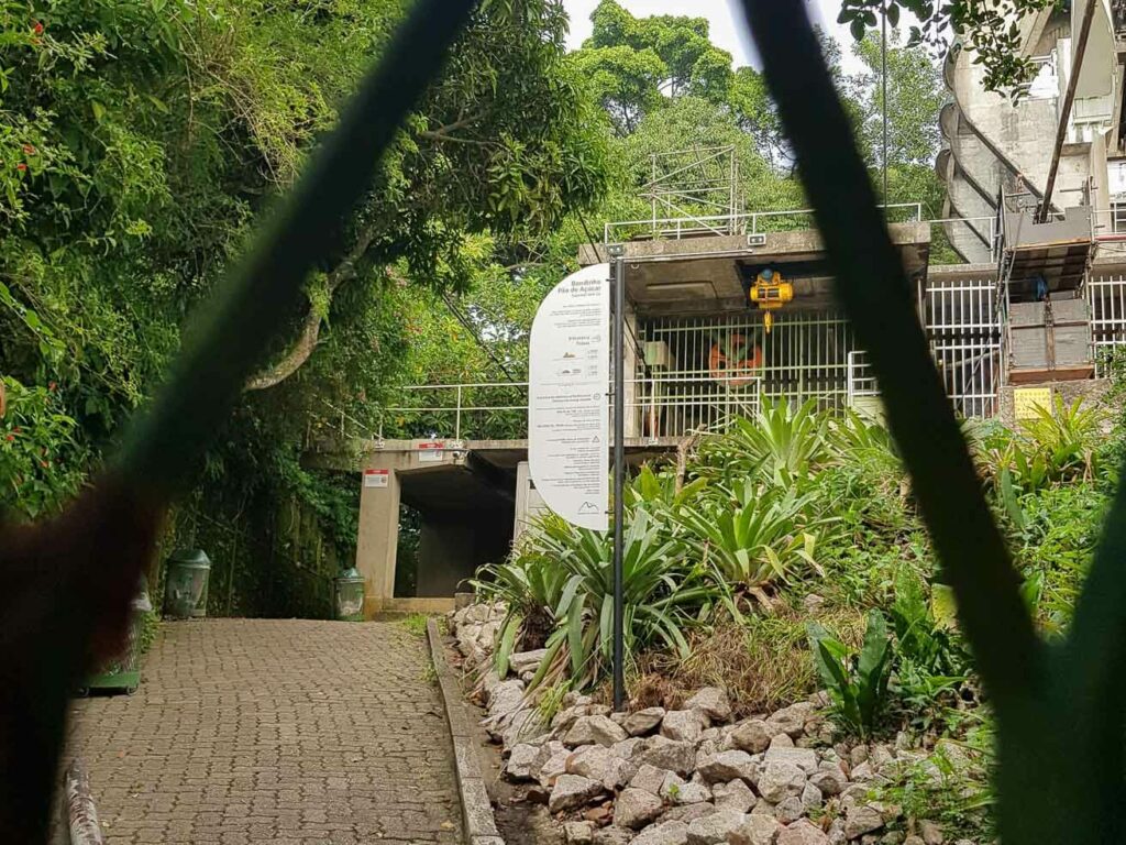 Portão fechado da trilha do Morro da Urca