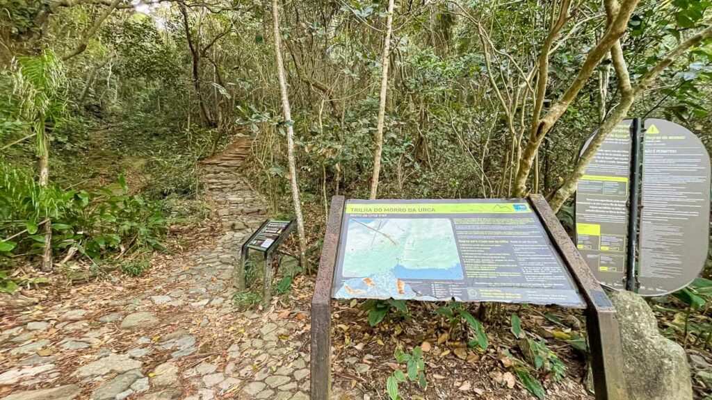 Placa de acesso - trilha do Morro da Urca