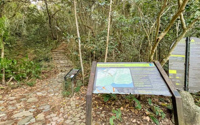 Placa de acesso - trilha do Morro da Urca
