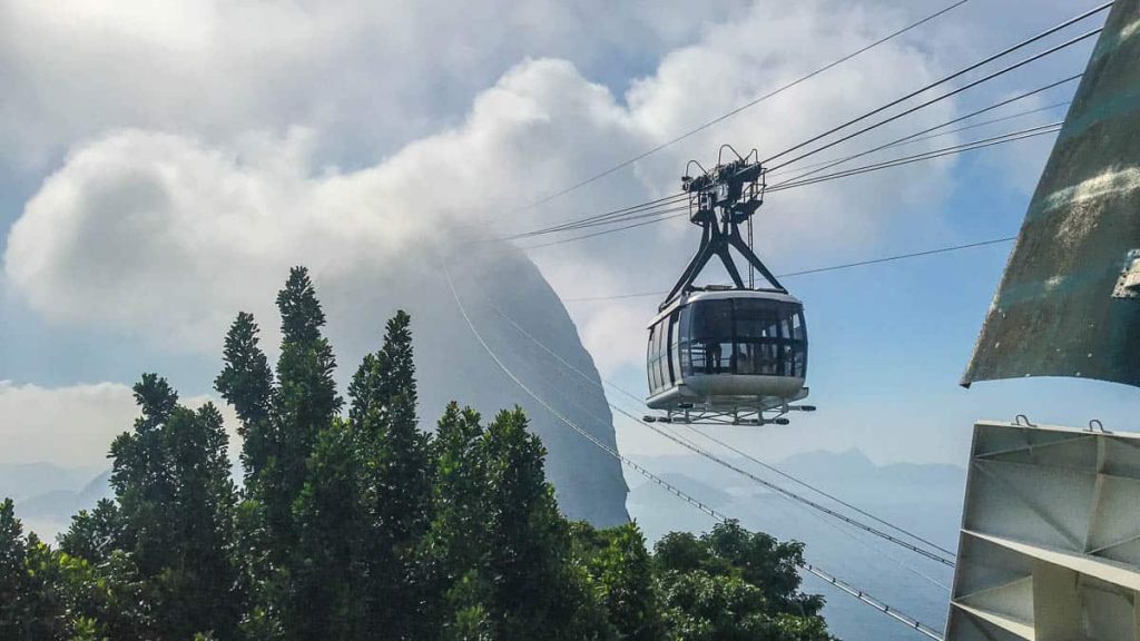 Bondinho do Pão de Açúcar. Vista da trilha Morro da Urca, Rio de Janeiro