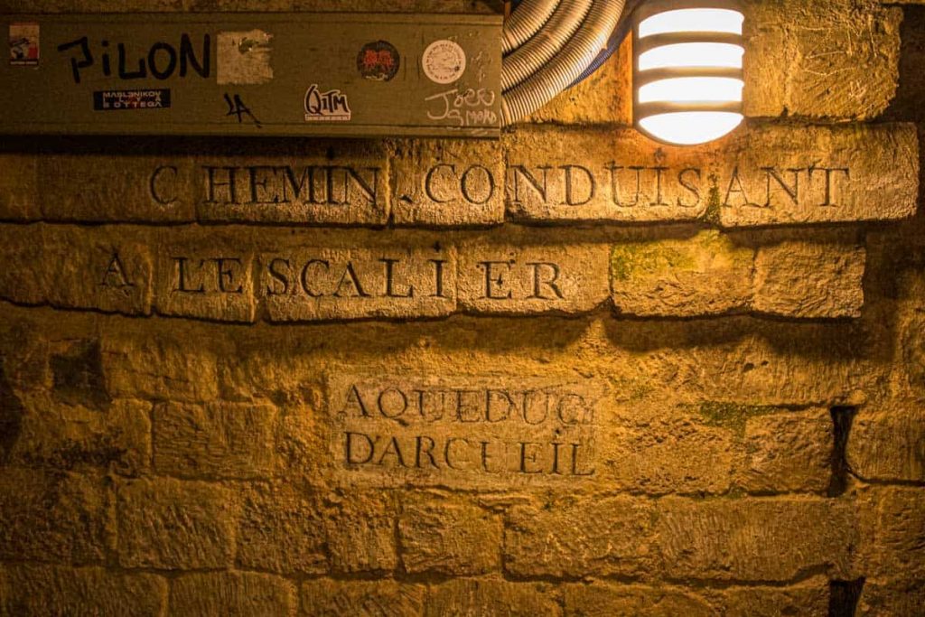 Marcas nas paredes das catacumbas de Paris