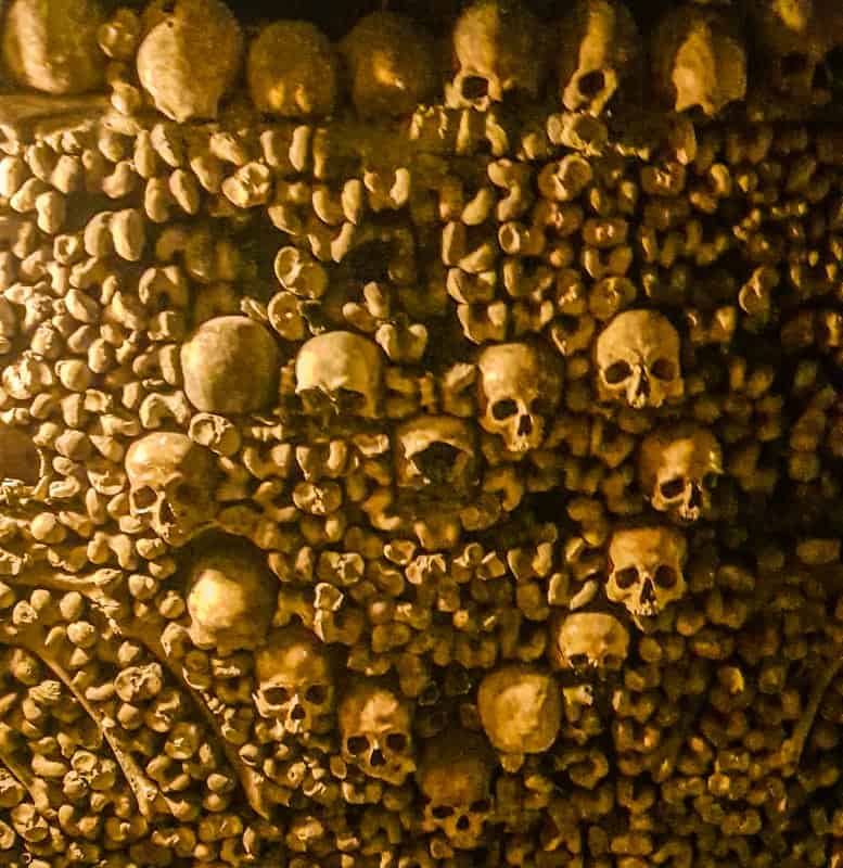 Catacumbas de Paris - disposição dos ossos
