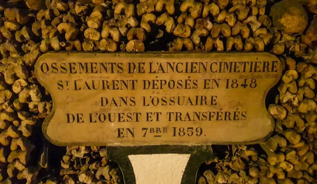 Placas indicativas do cemitério de origem dos ossos - Catacumbas de Paris