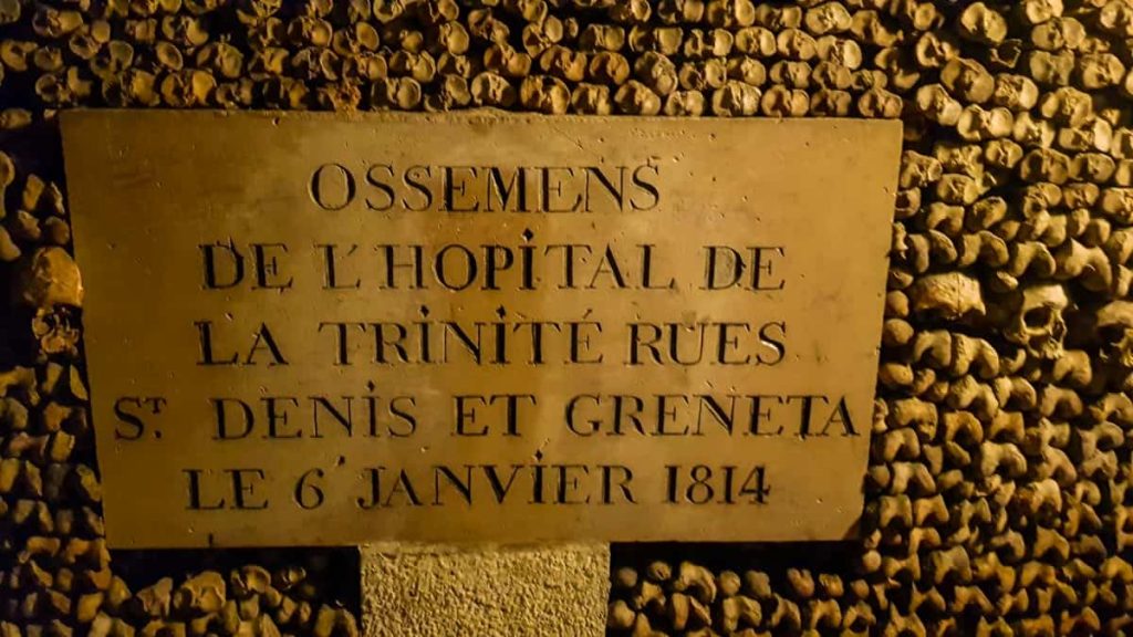 Placas indicativas do cemitério de origem dos ossos - Catacumbas de Paris