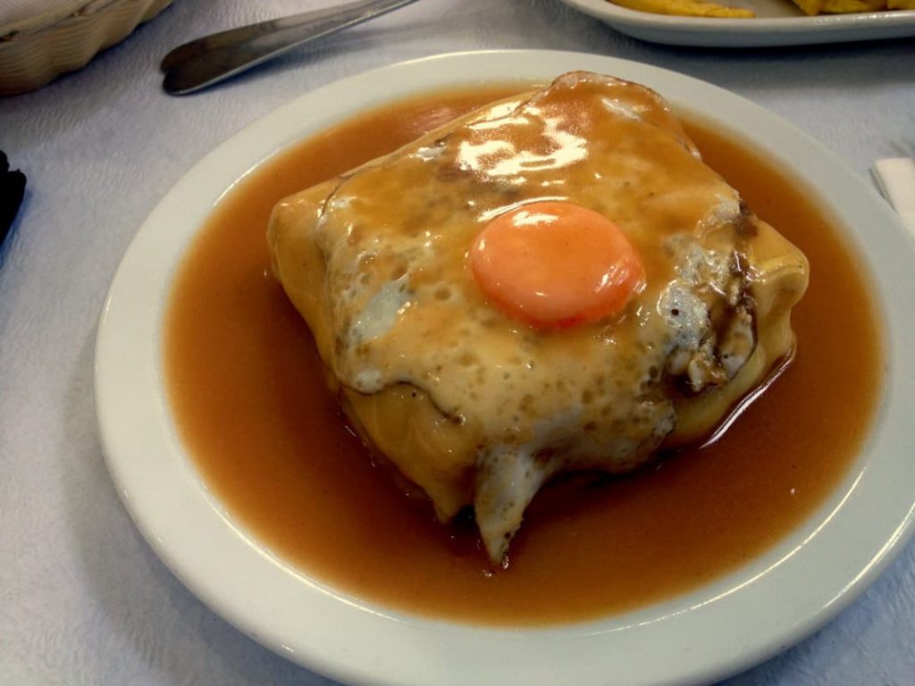 Francesinha - comida típica de Portugal