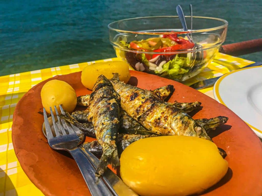 Comida típica de Portugal - sardinhas assadas