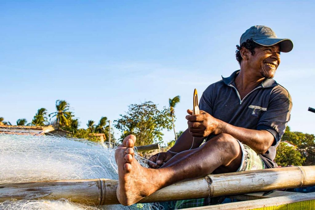 Pescador na Praia de Curimãs (CE)