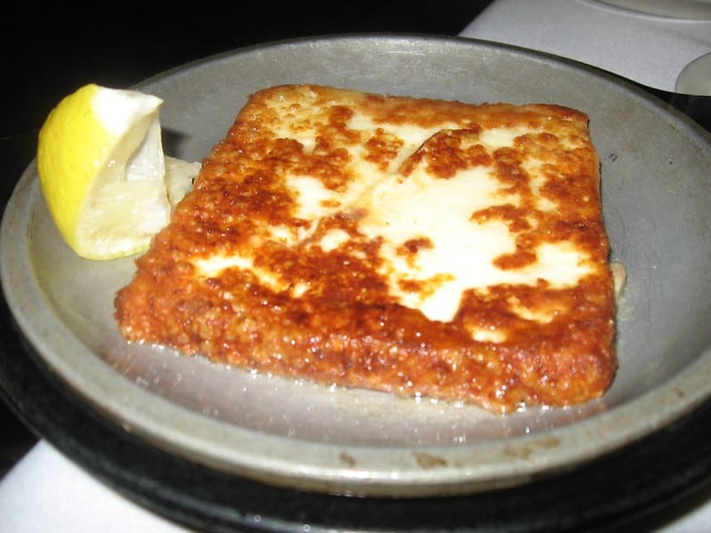 Saganaki, queijo freta empanado