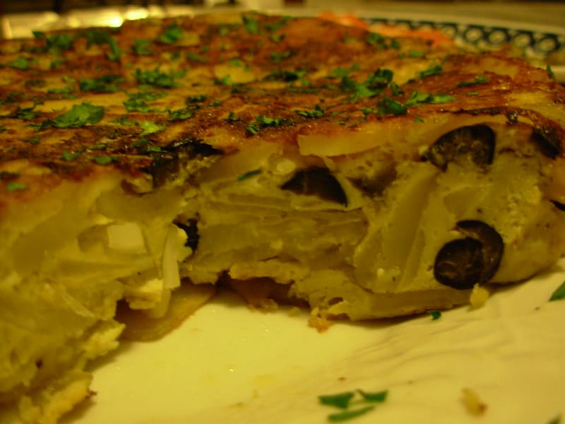 Tortilla de patata, prato típico da Espanha. Comida típica da Espanha.