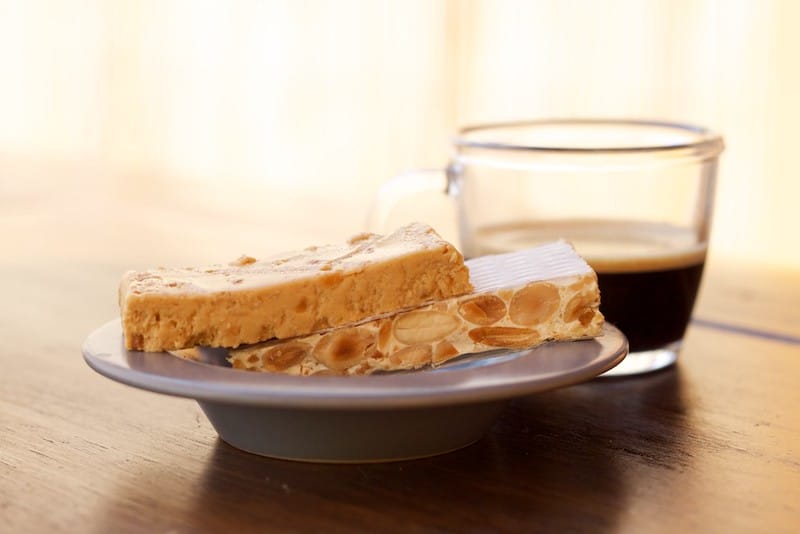 Turrón de Alicante, doce típico da Espanha. Comida típica da Espanha