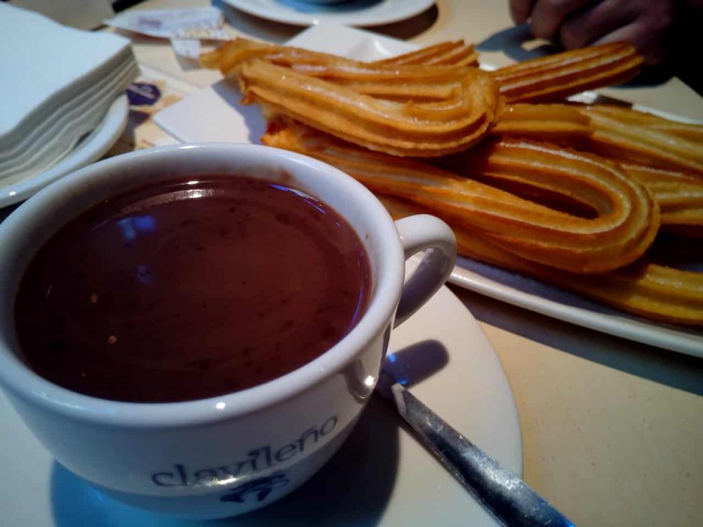 Churros com chocolate quente, tradição da gastronomia espanhola