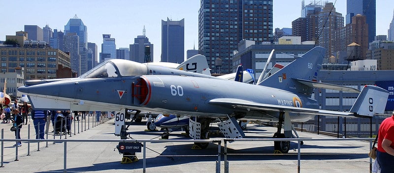 Deck com exposição de aviões no Intrepid Sea, Air and Space Museum, Nova York