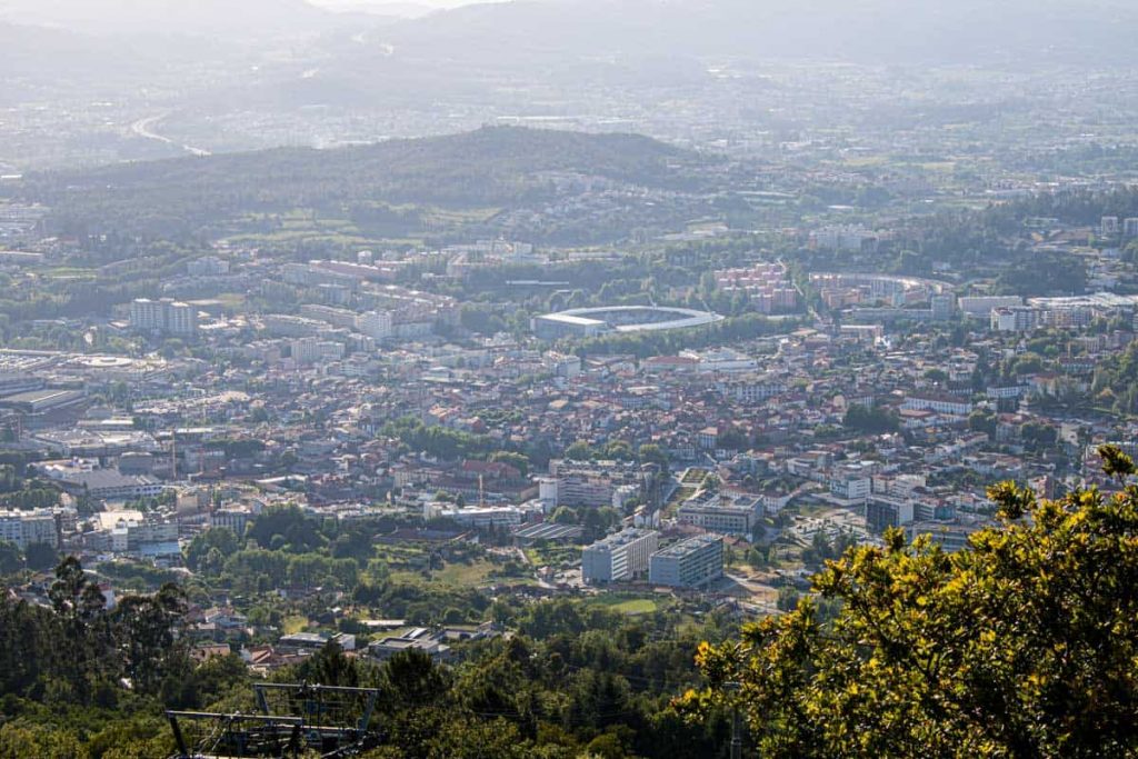 Vista de Guimarães desde o Monte da Penha em Guimarães Portugal