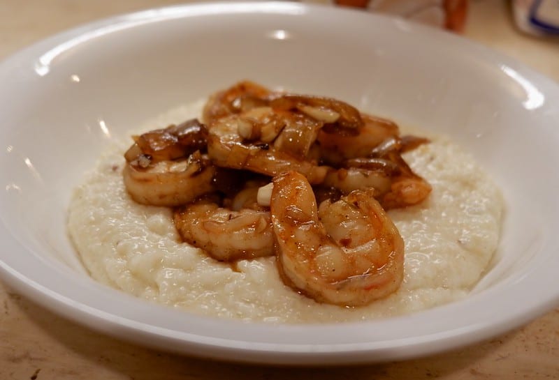 Shrimp and grits, camarões e grits