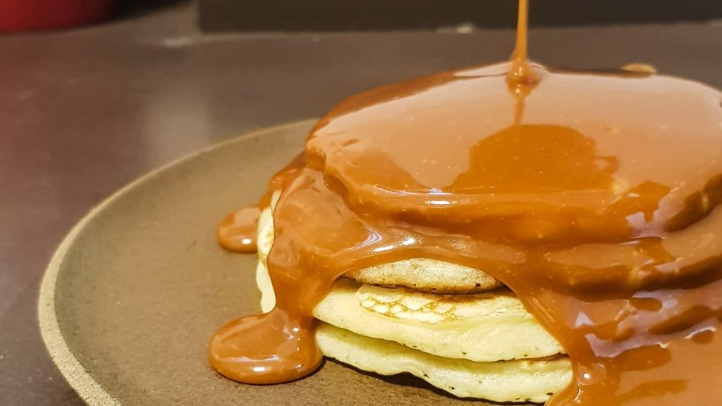 Panqueca americana com caramelo