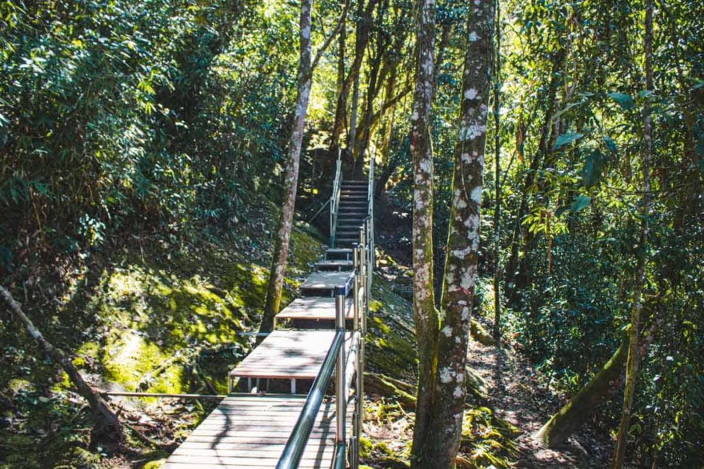 Estrutura de apoio na trilha do Sítio Cachoeiras do Alcantilado, Visconde de Mauá