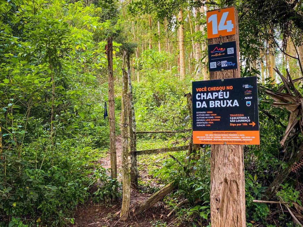 Placa indicativa Trilha do Pico do Chapéu da Bruxa em Nova Friburgo