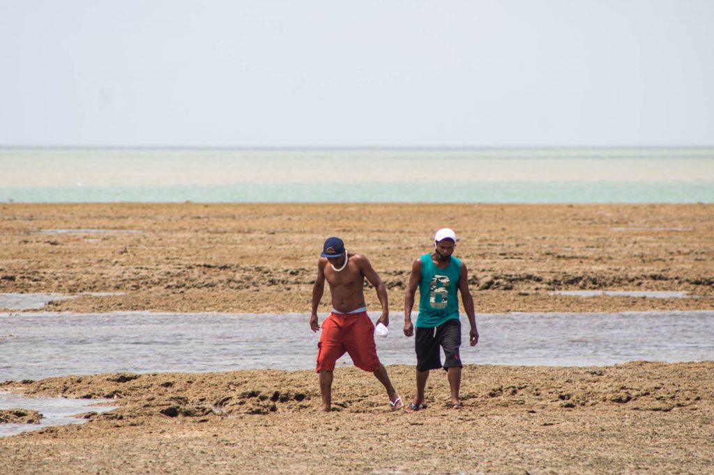 Pescadores na praia do Corumbau Bahia
