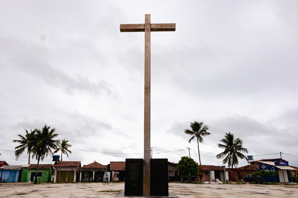 Cruz simbolizando o local da primeira missa no Brasil. Santa Cruz de Cabrália