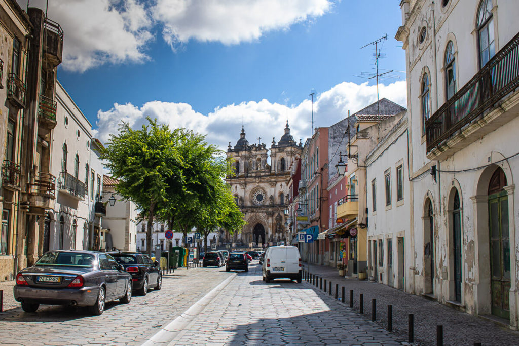 Cidade de Alcobaça. Chegando ao Mosteiro de Alcobaça