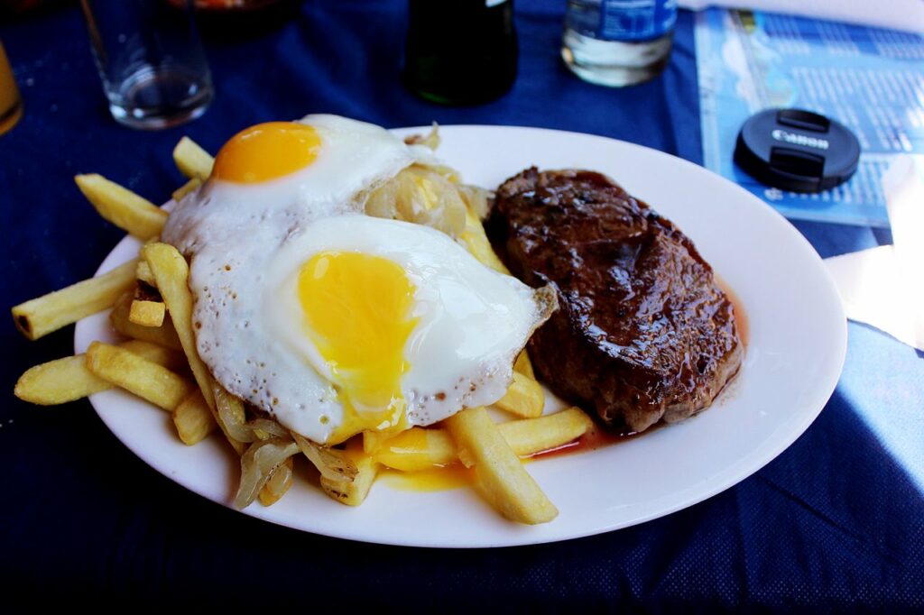 Lomo a lo Pobre, prato típico da culinária chilena