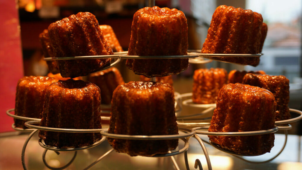 Canelé, doce típico de Bordeaux