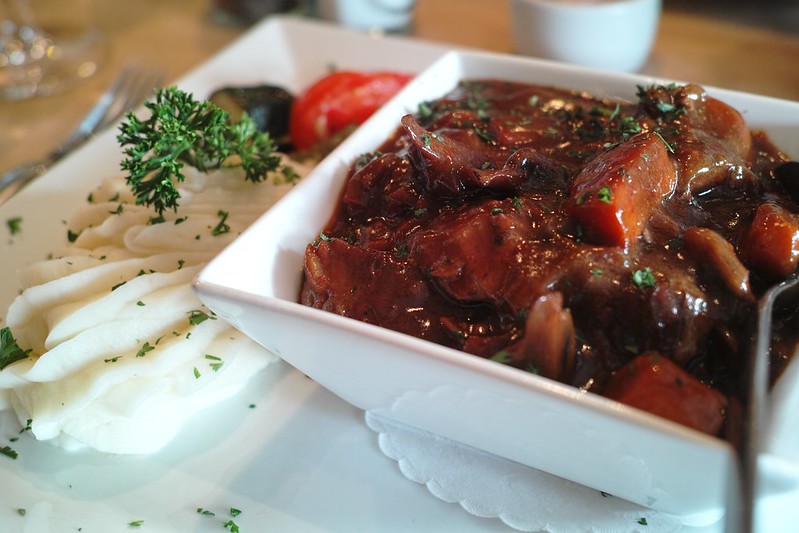 Boeuf bourguignon - prato típico da culinária francesa