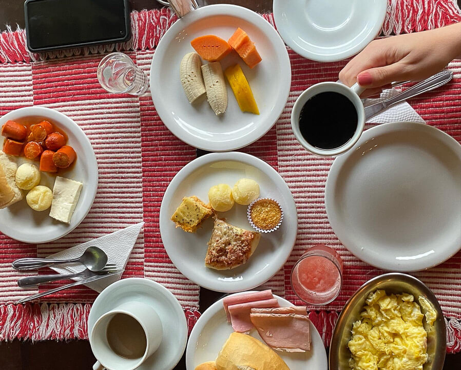 Café da manhã na Pousada Vale dos Pássaros penedo RJ