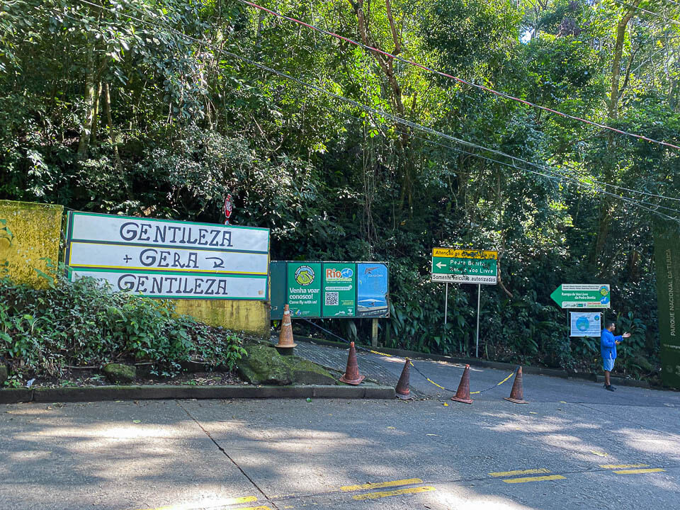 POrtão de acesso da Estrada da Pedra Bonita