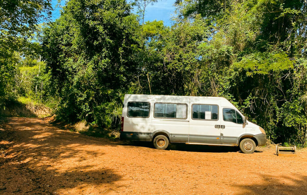 Van que leva os turistas para o começo da trilha