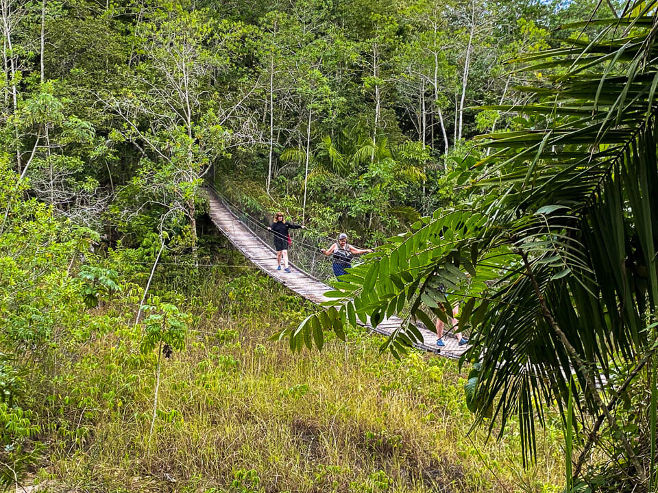 Ponte suspensa na Fazenda Ceita Corê