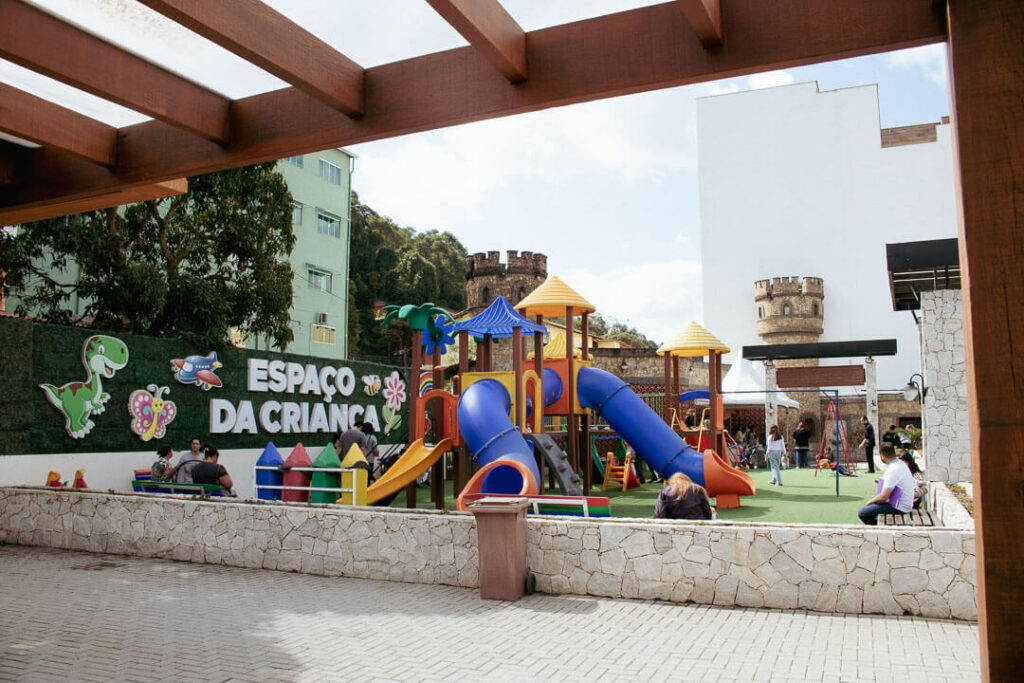 Espaço da Criança em Miguel Pereira. Em frente ao castelinho