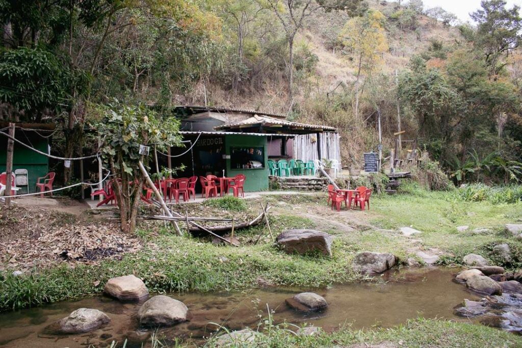 estrutura de restaurantes na Cachoeira do Poçao - Miguel Pereira RJ