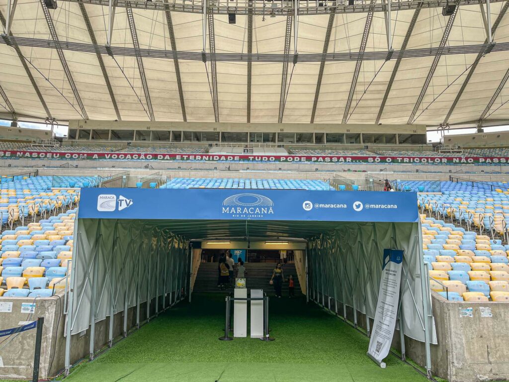 Saída da Zona Mista para o gramado do Maracanã