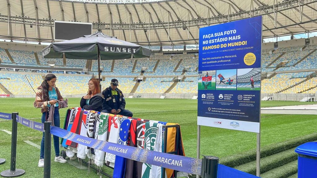 Bandeiras para fotos no Tour Maracanã