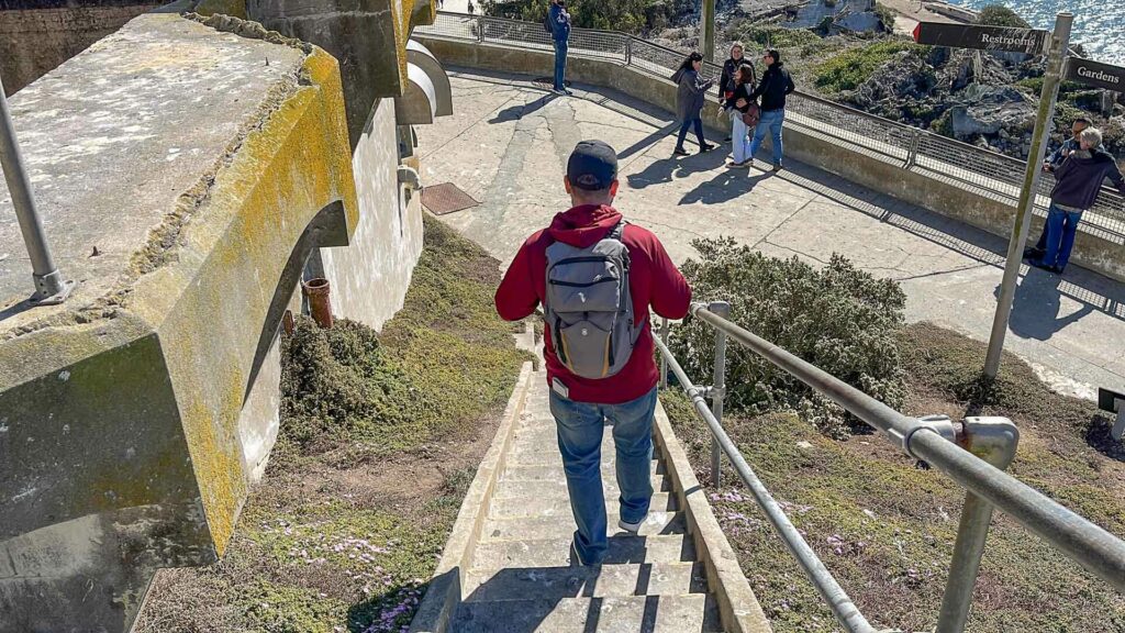 Acesso a trilha nos jardins