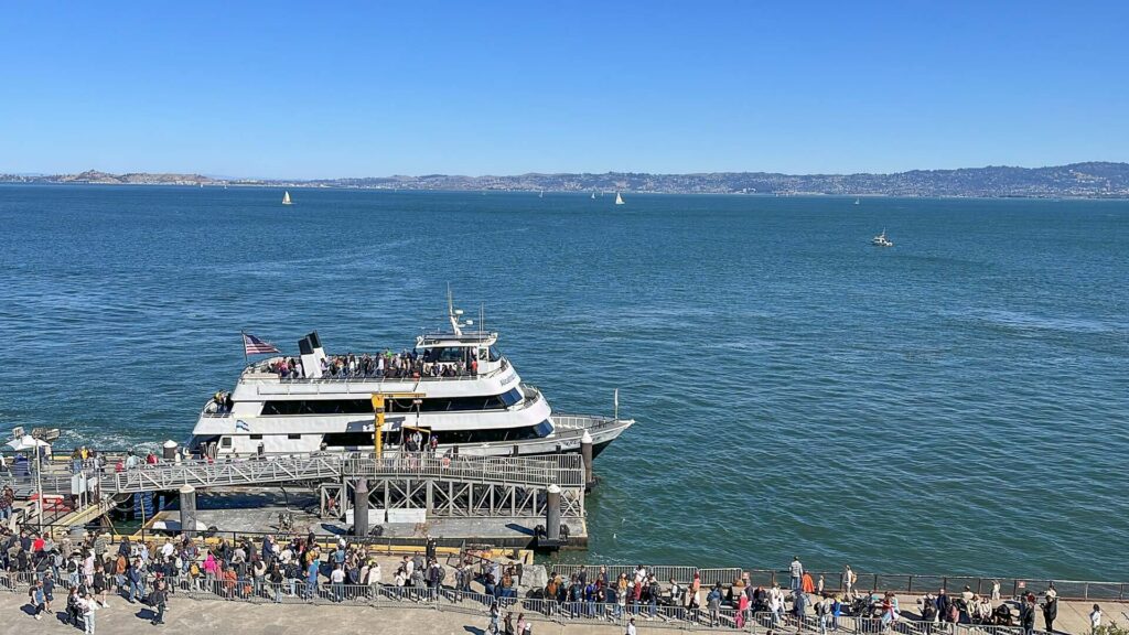 Ferry embarcando para voltar de Alcatraz ao continente