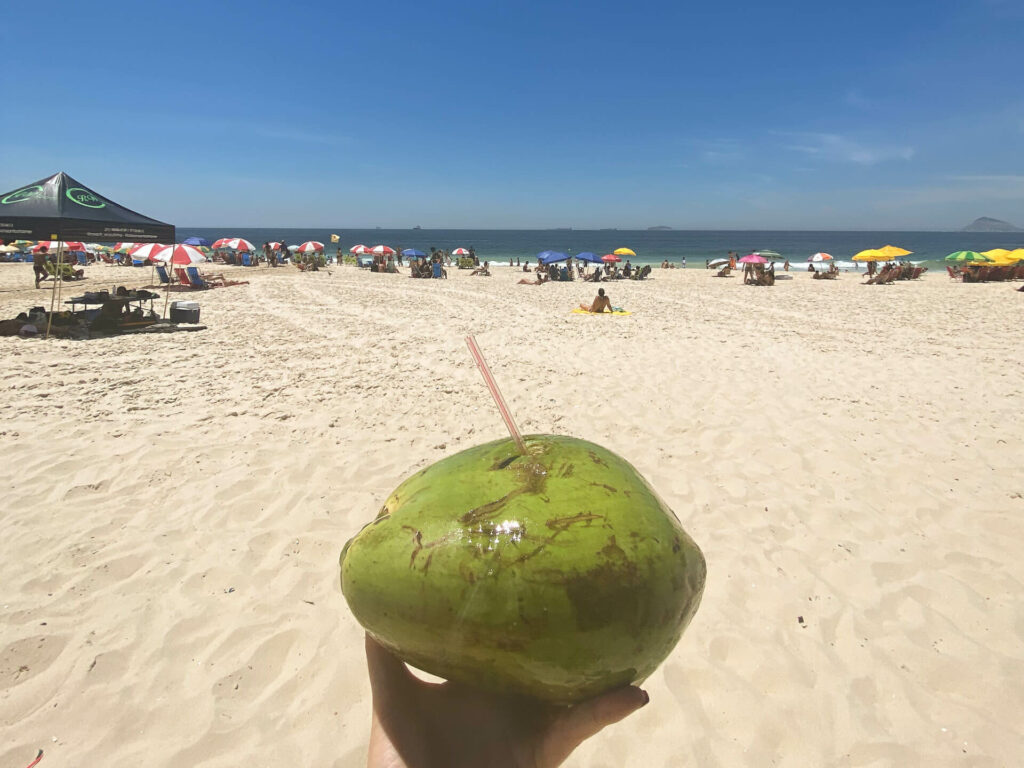 Água de Coco na Praia de Copacabana