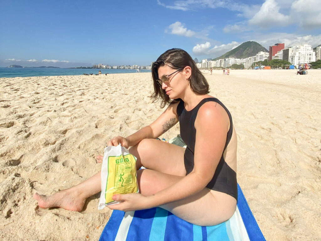 Biscoito Globo na praia de Copacabana