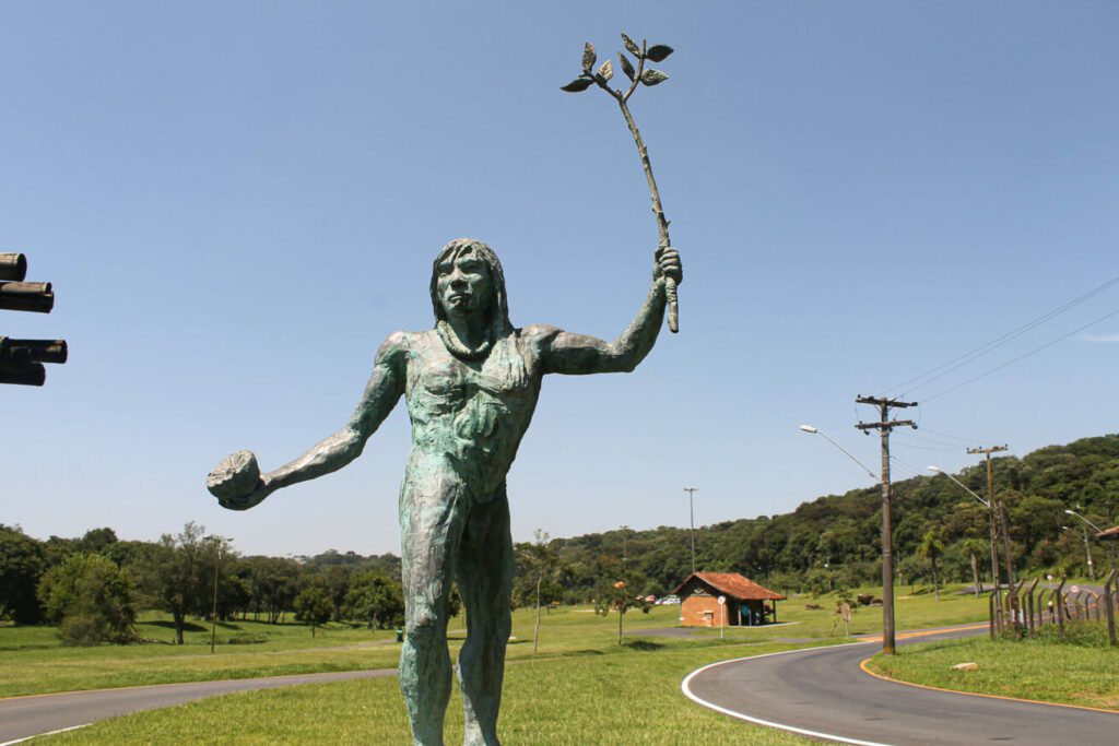 Estátua do Cacique Tindiquera - parque tingui