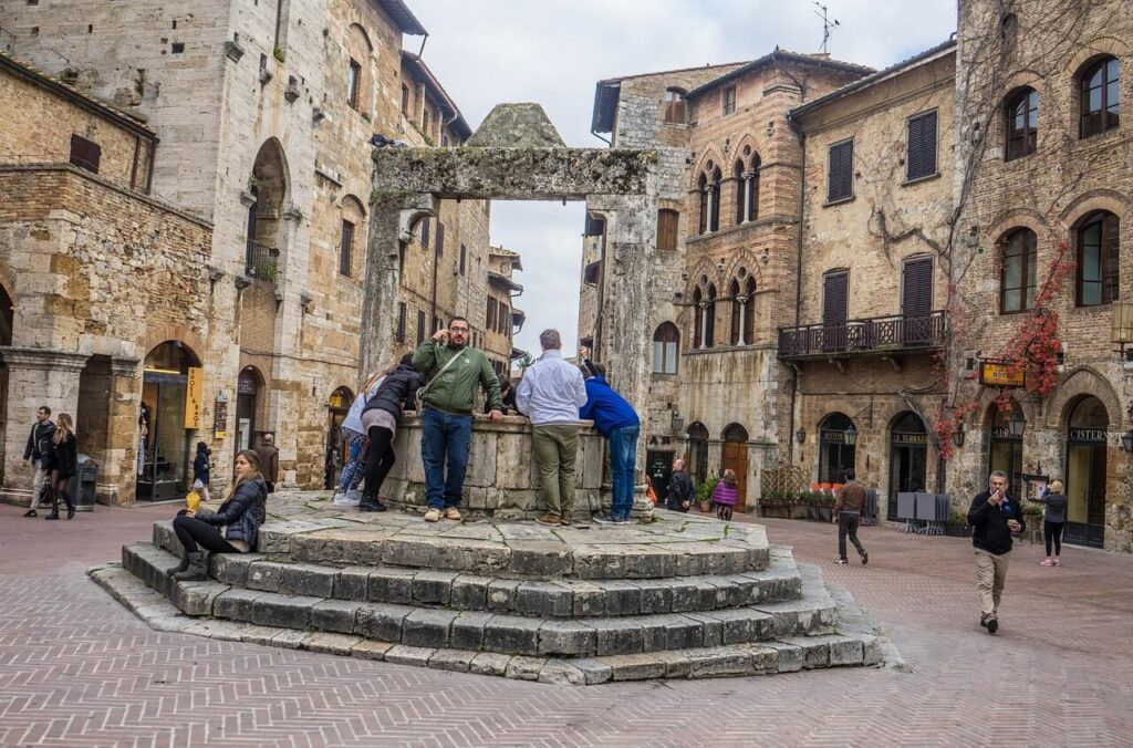 Piazza della Cisterna San Gimignano