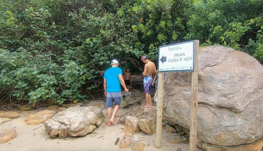 Trilha para praia do Cachadaço Trindade