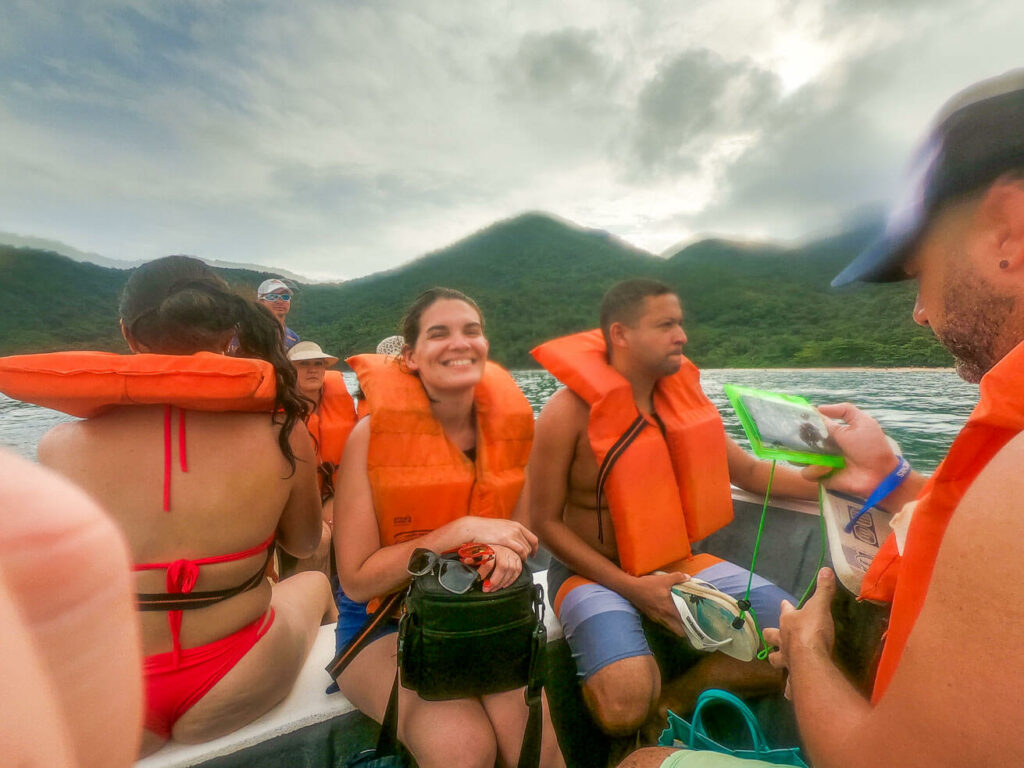 Volta de barco da Piscina do Cachadaço para a Praia do Meio