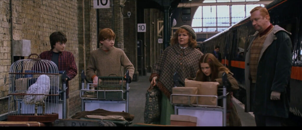 Cena de Harry Potter tentando acessar o trem na Plataforma 9 3/4