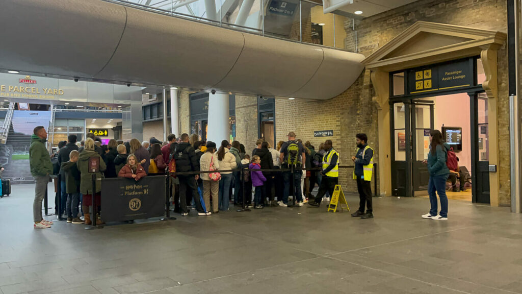 Fila para tirar foto no Cenário Harry Potter na loja da King's Cross Station