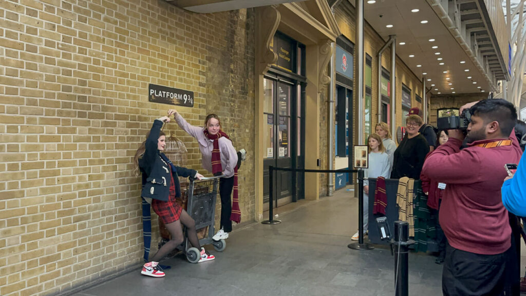 Fila para tirar foto no Cenário Harry Potter na loja da King's Cross Station