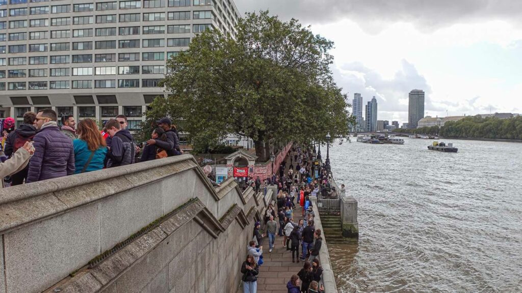 Ponte para Queen's Walk Londres