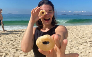 Biscoito Globo na praia do Rio de Janeiro