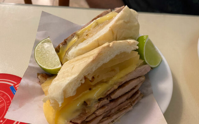 Sanduíche de pernil com abacaxi